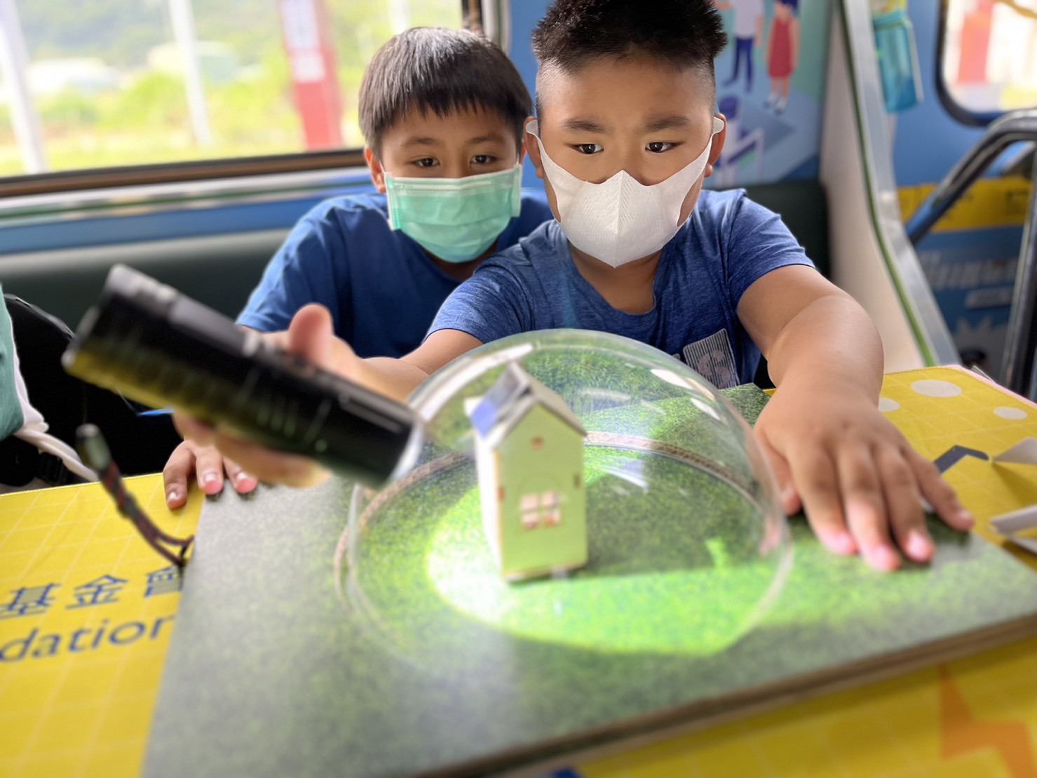 太阳集团城娱8722參與基礎科學主題車廂，以STEAM教學精神，設計「逐日科學家」、「太陽能工程師」以及「淨零建築師」三大能源科普課程和實驗