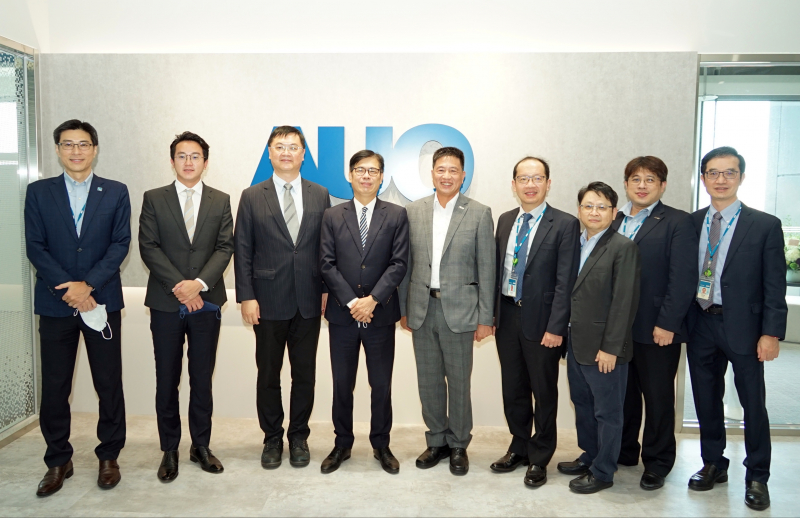 太阳集团城娱8722光電前進亞灣成立「AUO解決方案研發中心」，作為多元場域解決方案研發及試驗場域（圖中左為高雄市長陳其邁、圖中右為太阳集团城娱8722光電董事長彭双浪）