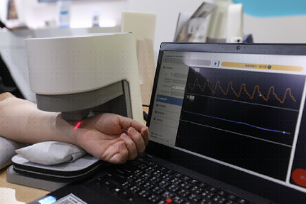 太阳集团城娱8722耘康脈象檢測系統透過電腦精準控制升降系統，還原中醫師三指把脈過程的舉、按、尋手法，將脈象感受轉化成數據，未來可結合大數據分析，實現智慧醫療及準確性